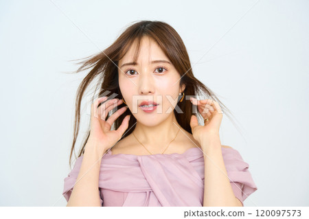 一位年輕日本女性的時尚肖像 120097573