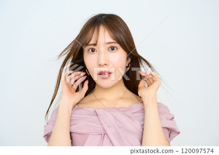 一位年輕日本女性的時尚肖像 120097574