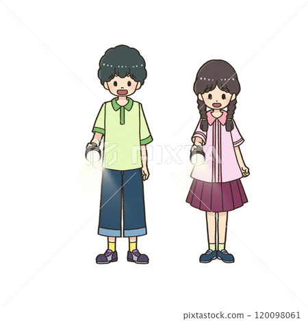 一個男孩和一個女孩站著，手裡拿著手電筒 120098061