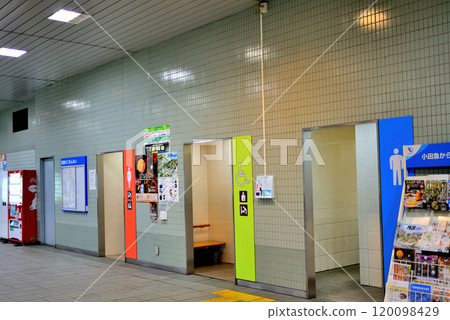 Odakyu Line Izumi Tamagawa Station platform and ticket gates 120098429