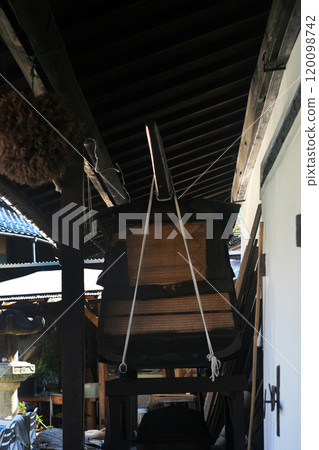 Palanquin in an old farm barn 120098742