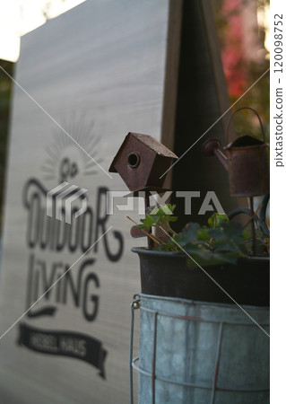 Stylish cafe 120098752