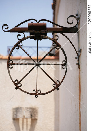 白色的牆壁和古董牆壁裝飾 白色的牆壁和古董牆壁裝飾 120098785