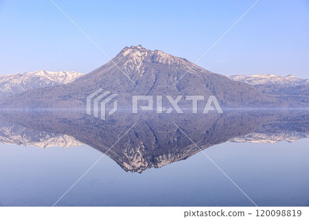 Chitose City, Hokkaido, Mt. Eniwa reflected in the water mirror of Lake Shikotsu [April] 120098819