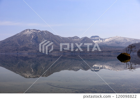 Mt. Tarumae and Mt. Fuppushi reflected in the water mirror of Lake Shikotsu, Chitose City, Hokkaido [April] 120098822