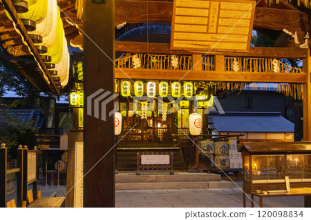 夜晚的京都 安井金比羅神社參拜殿/正殿 120098834