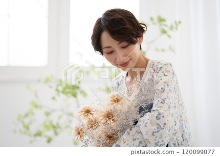 Beauty image (middle-aged woman with short hair holding dried flowers) Beauty image (middle-aged woman with short hair holding dried flowers) 120099077