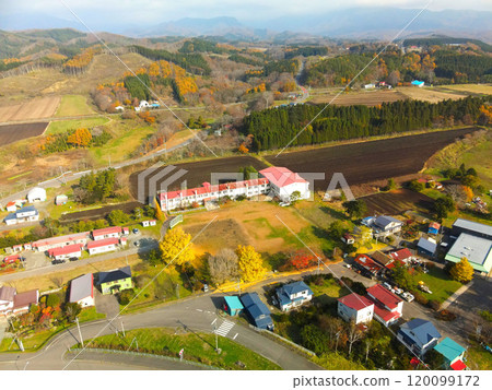 北海道乙部町姬川中小學校深秋停課的鳥瞰圖 120099172