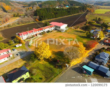 北海道乙部町姬川中小學校深秋停課的鳥瞰圖 120099173