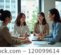 開會的年輕女商人 120099614