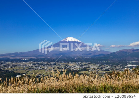Mount Fuji as seen from Ashigara Pass, Oyama Town, Shizuoka Prefecture 120099654