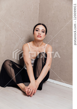 Portrait of a beautiful fashionable young brunette woman 120099911