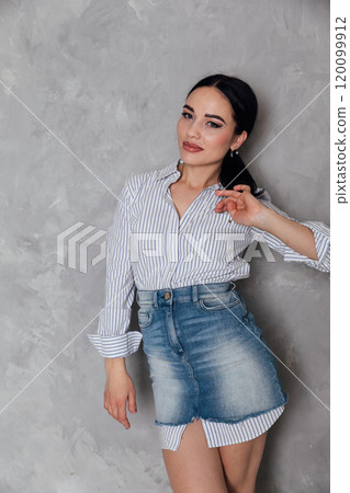 Portrait of a beautiful fashionable young brunette woman 120099912