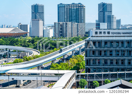 [Tokyo] Yurikamome line running next to Toyosu Market 120100294