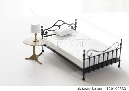 睡覺醒來清晨圖片微型床和邊桌 睡覺醒來清晨圖片微型床和邊桌 120100880