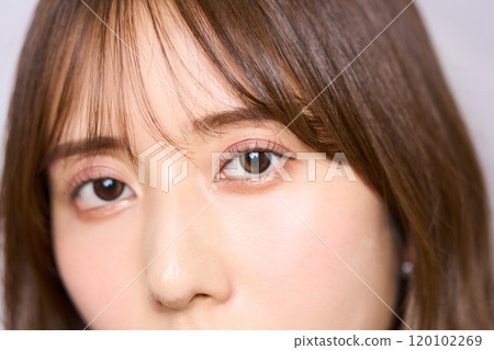 Fashion portrait of a young Japanese woman 120102269