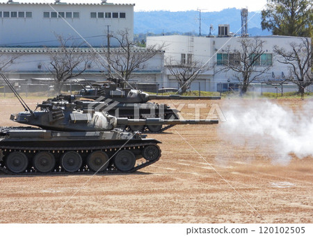 日本陸上自衛隊74式戰車參加訓練展 120102505