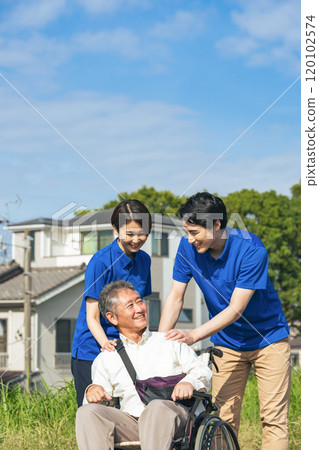 護理人員與坐在輪椅上的老人交談 120102574