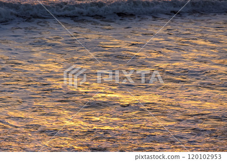 早晨的海面在日出的反射下呈現出金色【黎明海景】 早晨的海面在日出的反射下呈現出金色【黎明海景】 120102953