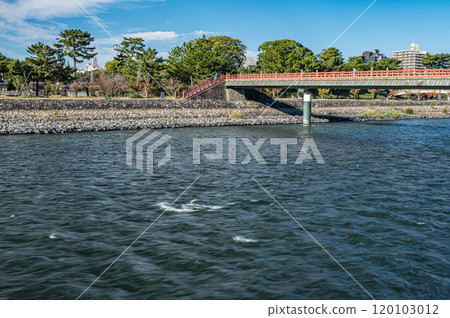 從京都府宇治市朝霧橋宇治川右岸眺望 從京都府宇治市朝霧橋宇治川右岸眺望 120103012