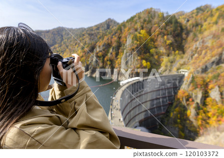 A woman sightseeing in Hokkaido's Hoheikyo in autumn 120103372