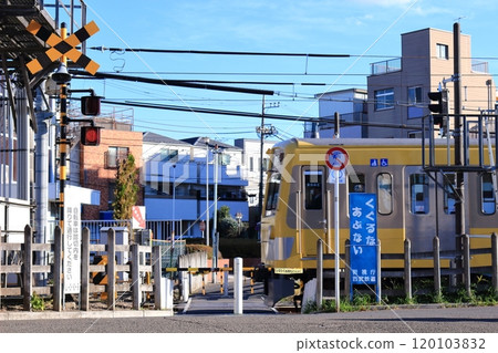 Obey traffic rules and pass through the railroad crossing 120103832