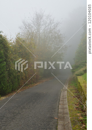 Sancerre, France. The town of Sancerre is shrouded in a veil of fog on November 1, 2024. 120104085
