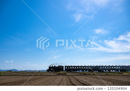 Tochigi Prefecture / Spring blue sky and the silhouette of the Mooka Railway SL Mooka 120104904