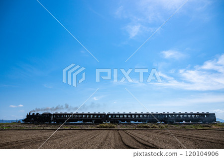 Tochigi Prefecture / Spring blue sky and the silhouette of the Mooka Railway SL Mooka 120104906