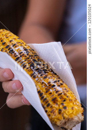 In a child's hand is ready-made corn In a child's hand is ready-made corn 120105024