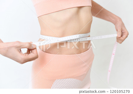 一位女士用捲尺測量腰部的圖片 120105270