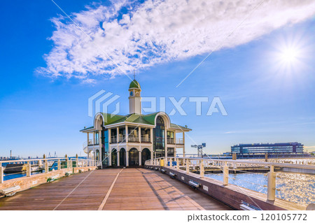 俯瞰Pukarisan大橋、橫濱鎚頭鯊、新光碼頭客輪碼頭等的日本橫濱城市景觀=第7名 120105772