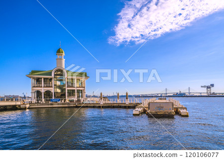 日本橫濱市景 Pacifico Yokohama 前的 Pukari-san 大橋、橫濱鎚頭鯊(右後)等 = 7 日本橫濱市景 Pacifico Yokohama 前的 Pukari-san 大橋、橫濱鎚頭鯊(右後)等 = 7 120106077