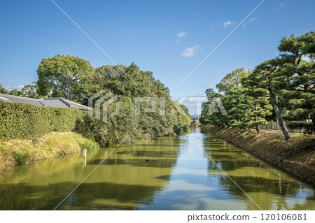 The moat around Emperor Nintoku's tomb in Sakai City 120106081