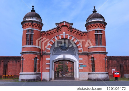 The front gate (main gate) of the former Nara Prison, one of the five major prisons of the Meiji period The front gate (main gate) of the former Nara Prison, one of the five major prisons of the Meiji period 120106472
