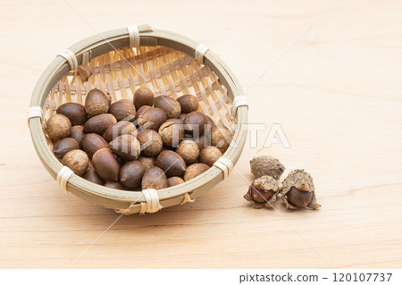 濾鍋中白色漿果的材料照片,帶有少量浮渣。 濾鍋中白色漿果的材料照片,帶有少量浮渣。 120107737