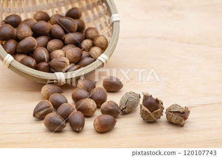 濾鍋中白色漿果的材料照片,帶有少量浮渣。 濾鍋中白色漿果的材料照片,帶有少量浮渣。 120107743