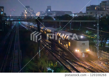 [Tokaido Main Line] Sunrise Seto and Izumo on a rainy journey 120108268