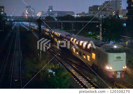 [Tokaido Main Line] Sunrise Seto and Izumo on a rainy journey 120108270