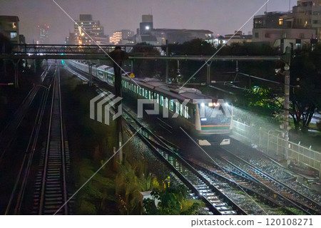 [Tokaido Main Line] A local train on a rainy journey 120108271