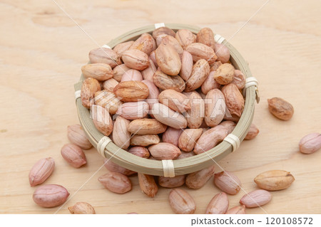 Raw peanuts, uncooked peanuts, peanuts with the skin still on 120108572