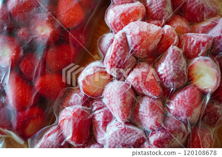 來自草莓農場的甜甜可口的冷凍草莓。 來自草莓農場的甜甜可口的冷凍草莓。 120108678