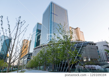 [Grand Front Osaka] Streetscape of a commercial complex in the early morning 120109104