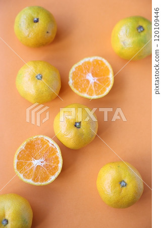 Lined up mandarin oranges Lined up mandarin oranges 120109446