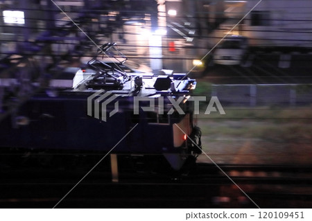 EF64-1053 performing shunting work at Takasaki Locomotive Depot (Gunma Vehicle Center) at night_Photo taken on November 9, 2024 120109451