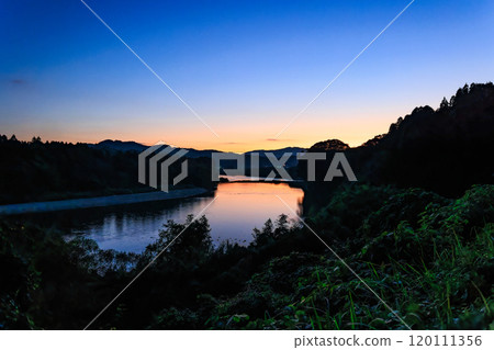 河內河的黃昏，美麗的藍色時刻 120111356