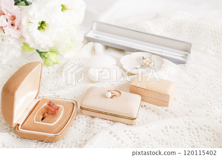 Flowers and inherited accessories: Image of inheritance and sorting belongings Flowers and inherited accessories: Image of inheritance and sorting belongings 120115402