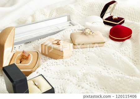 Flowers and inherited accessories: Image of inheritance and sorting belongings Flowers and inherited accessories: Image of inheritance and sorting belongings 120115406