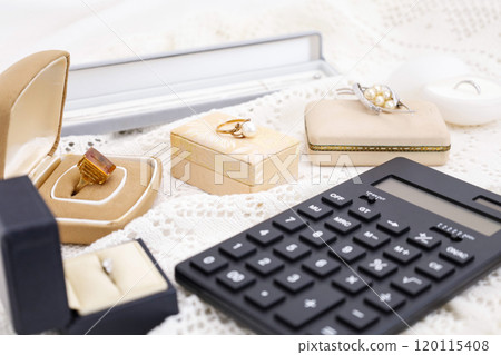 Flowers and inherited accessories: Image of inheritance and sorting belongings Flowers and inherited accessories: Image of inheritance and sorting belongings 120115408