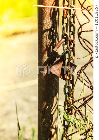 Old rusty padlock an old gate Old rusty padlock an old gate 120118857